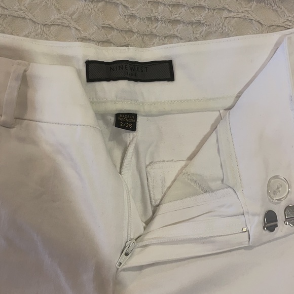 Nine West white bootcut jeans In size 2 / waist 25 - Picture 2 of 5